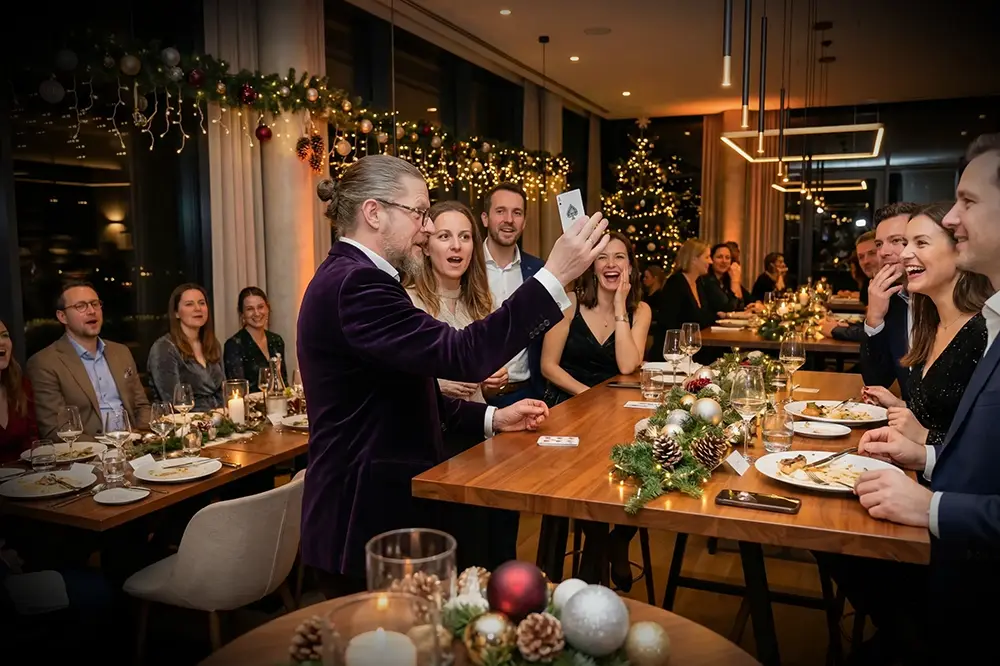 Walk-Act Magier auf einer Adventsfeier im Unternehmen